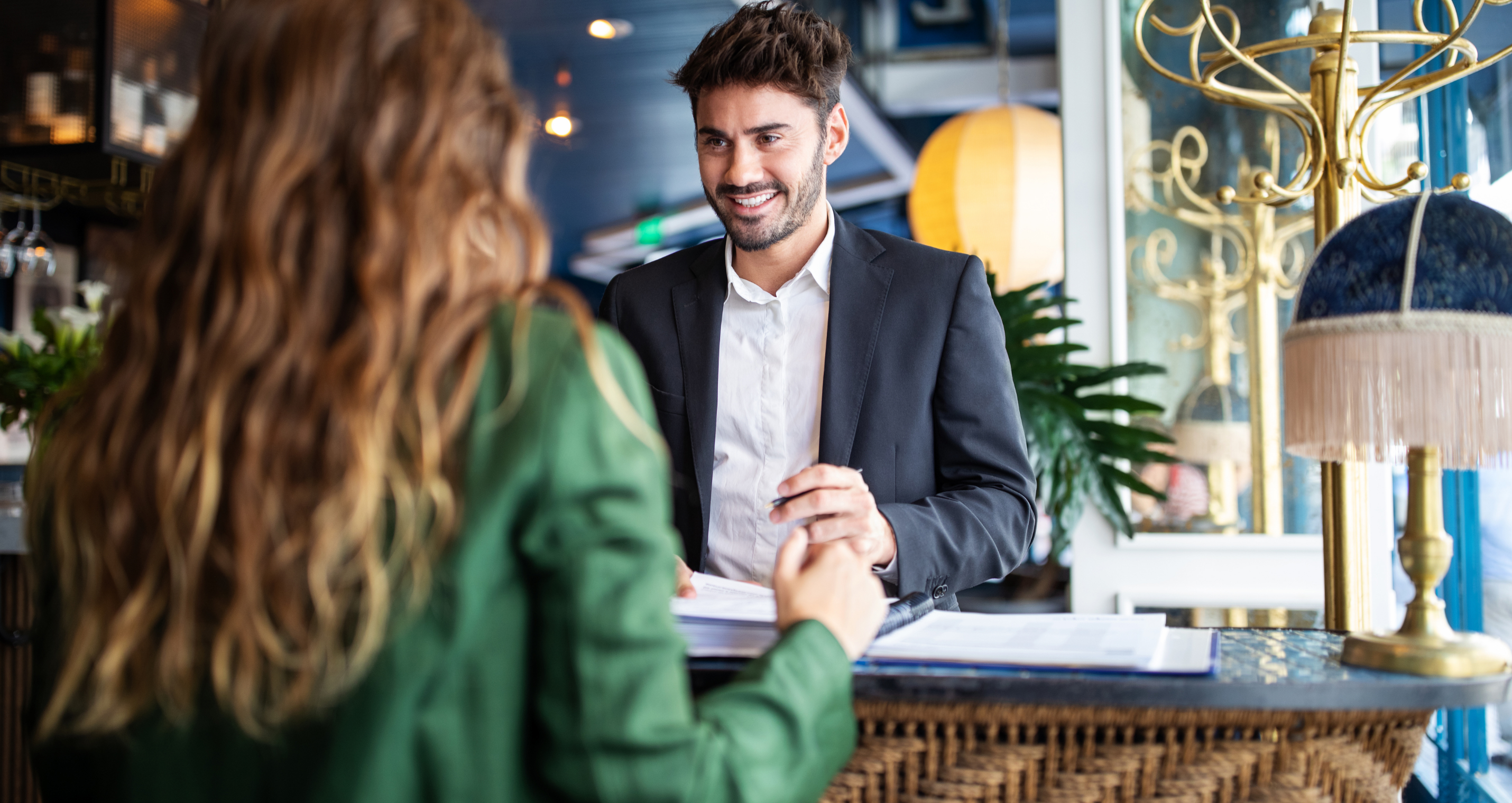 Deux personnes qui échangent à table.